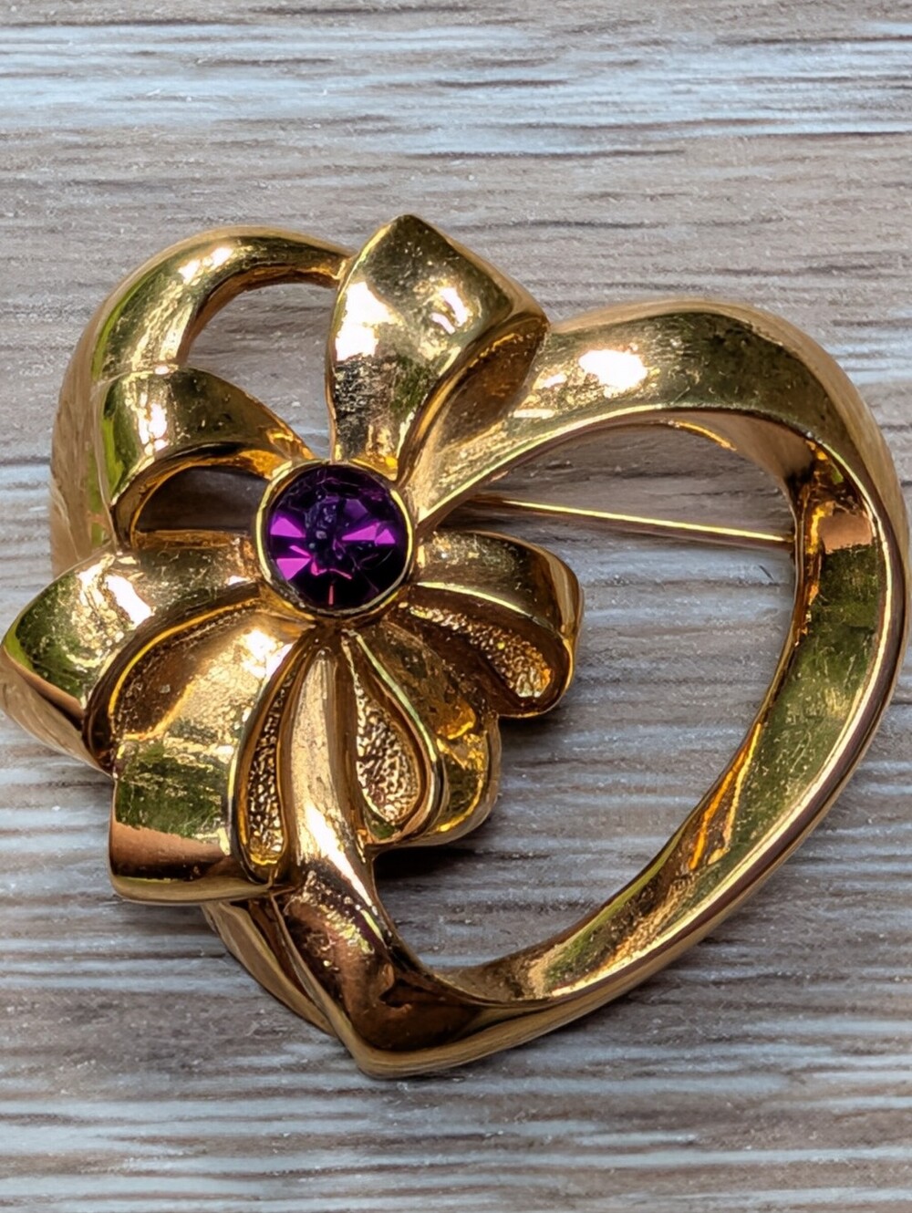 Vintage Avon Gold Tone Heart And Ribbon Bow Brooch Faux Amythest